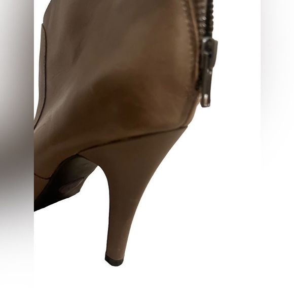 Me Too Brownish Gray Leather Heeled Ankle Boots Size 8 - good condition! - Picture 7 of 15